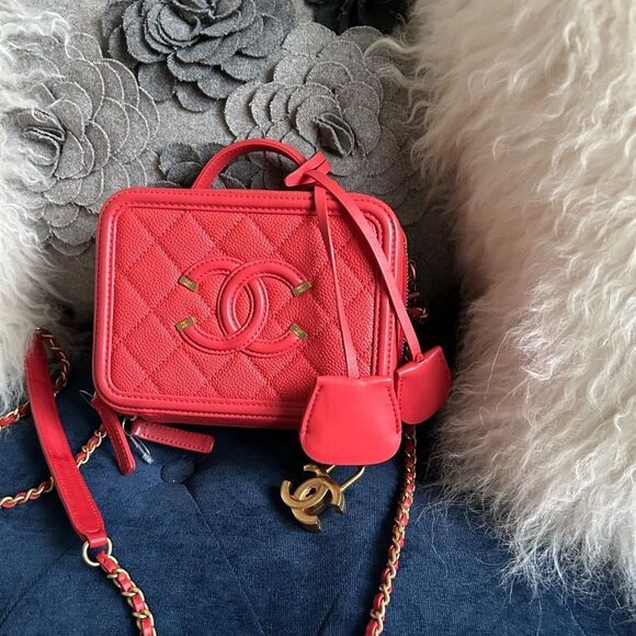 CHANEL Small Filigree Vanity Case Crossbody Bag - Picture 2 of 9